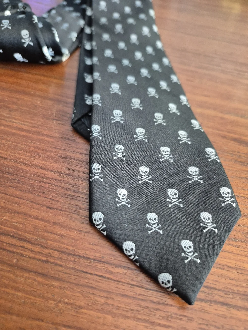 Narrow Silk Skull Print Mens Black Tie